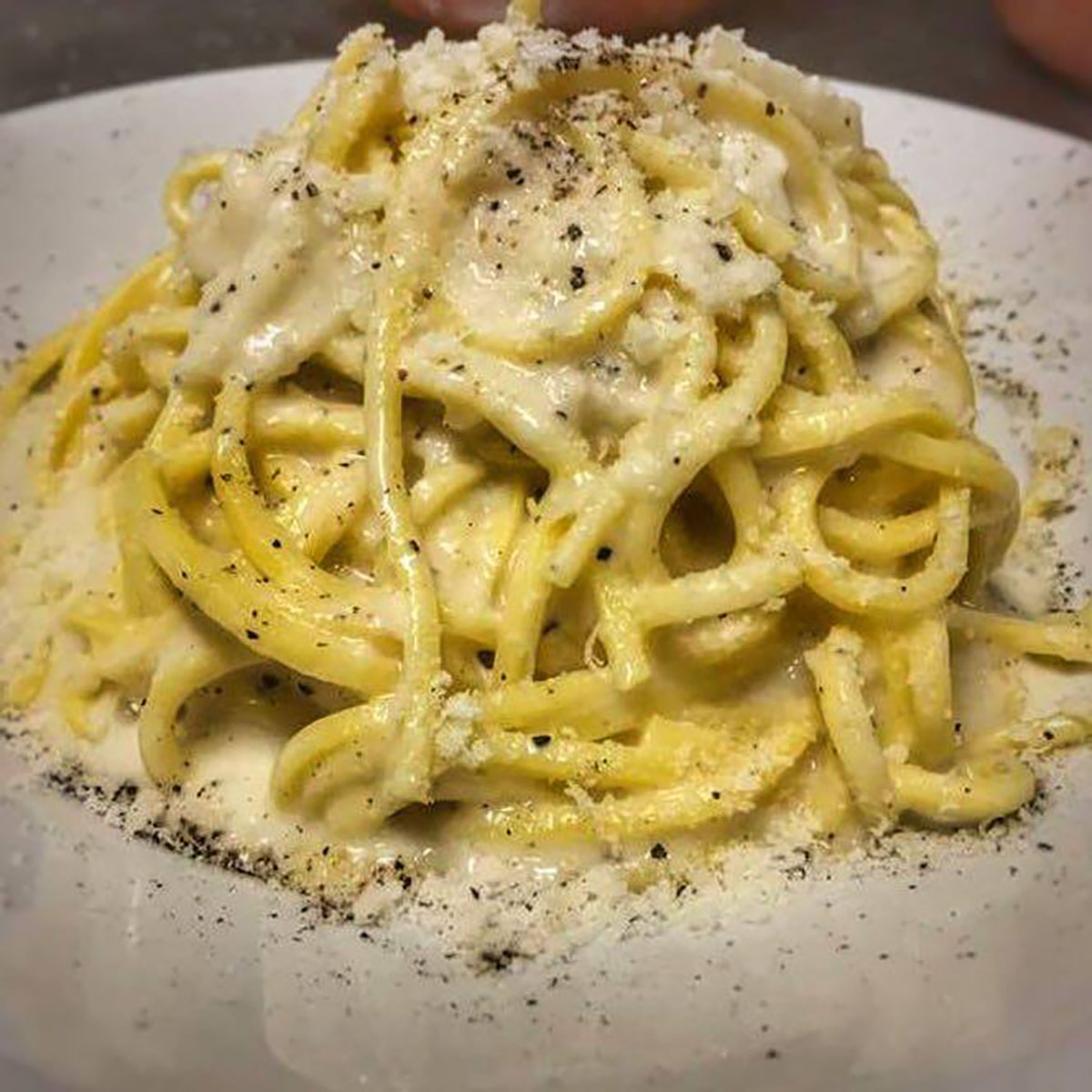 bucatini-carbocacio-e-pepe-super-cremosi:-la-ricetta-che-unisce-i-piatti-piu-buoni-d’italia.-una-golosita-senza-eguali