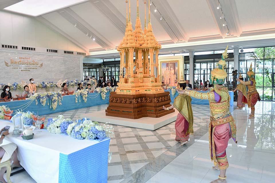 spouses-of-apec-leaders-visit-ayutthaya-and-view-thai-art-and-craft-masterpieces-–-pattaya-mail