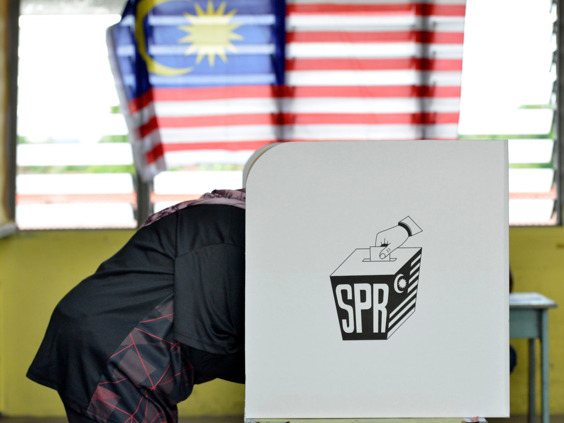 rival-coalitions-claim-edge-in-malaysia-as-deadline-looms