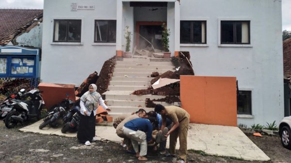 indonesia-quake-kills-more-than-50,-injures-hundreds-and-destroys-homes