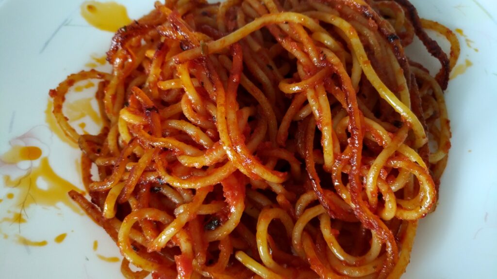 spaghetti-ca-buatta,-il-primo-napoletano-pronto-in-5-minuti-con-2-ingredienti.-meglio-dell’aglio-e-olio