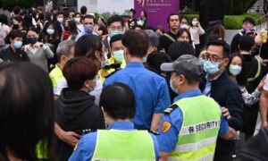 students'-demonstration-during-graduation-ceremony-of-cuhk-interfered-with-by-security-guards-and-police