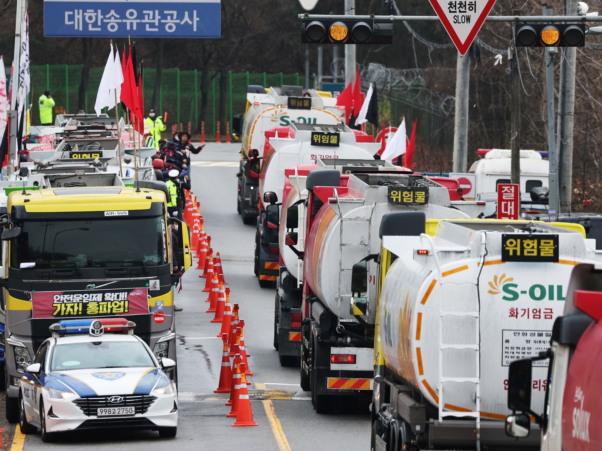 south-korea-orders-striking-truckers-back-to-work