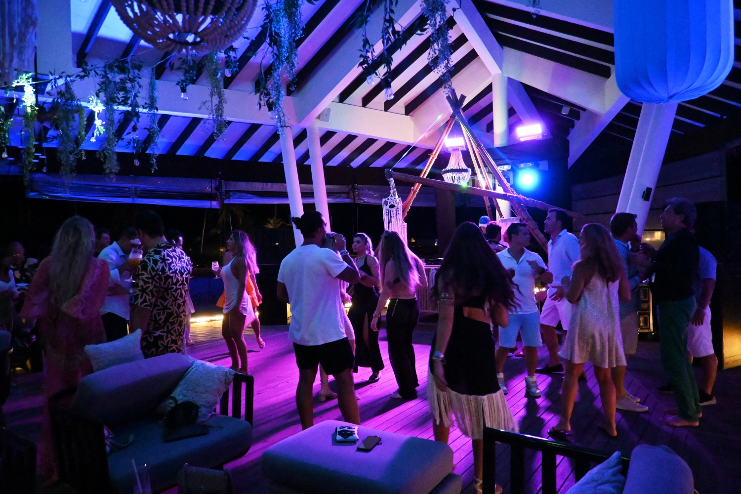 radisson-blu-resort-maldives-dazzles-visitors-with-multi-dimensional-music-festival