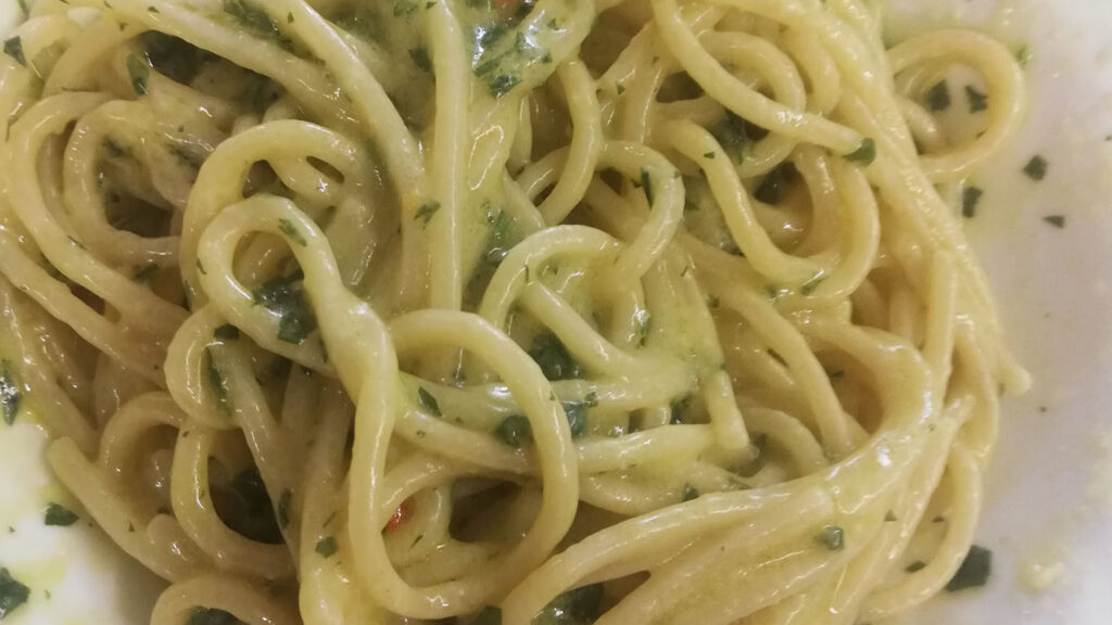 spaghetti-alla-butana,-non-chiamateli-aglio-e-olio.-molto-piu-cremosi-con-il-segreto-della-“crema-furba”