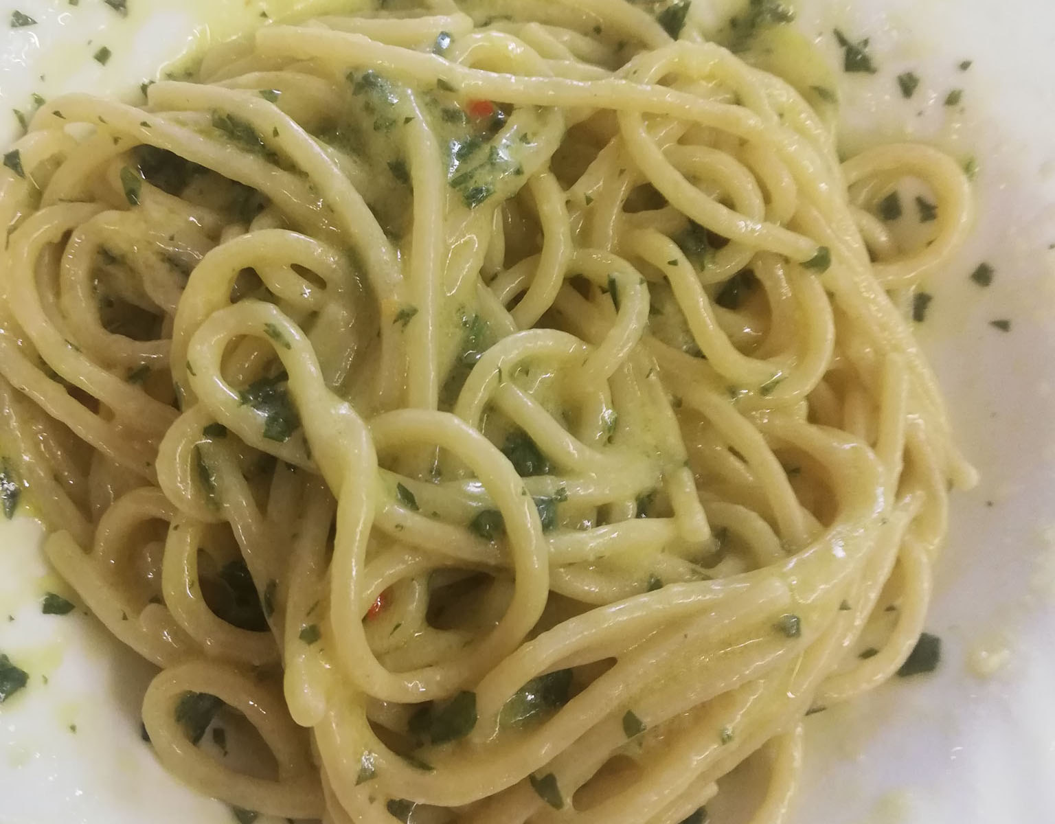 spaghetti-alla-butana,-non-chiamateli-aglio-e-olio.-molto-piu-cremosi-con-il-segreto-della-“crema-furba”