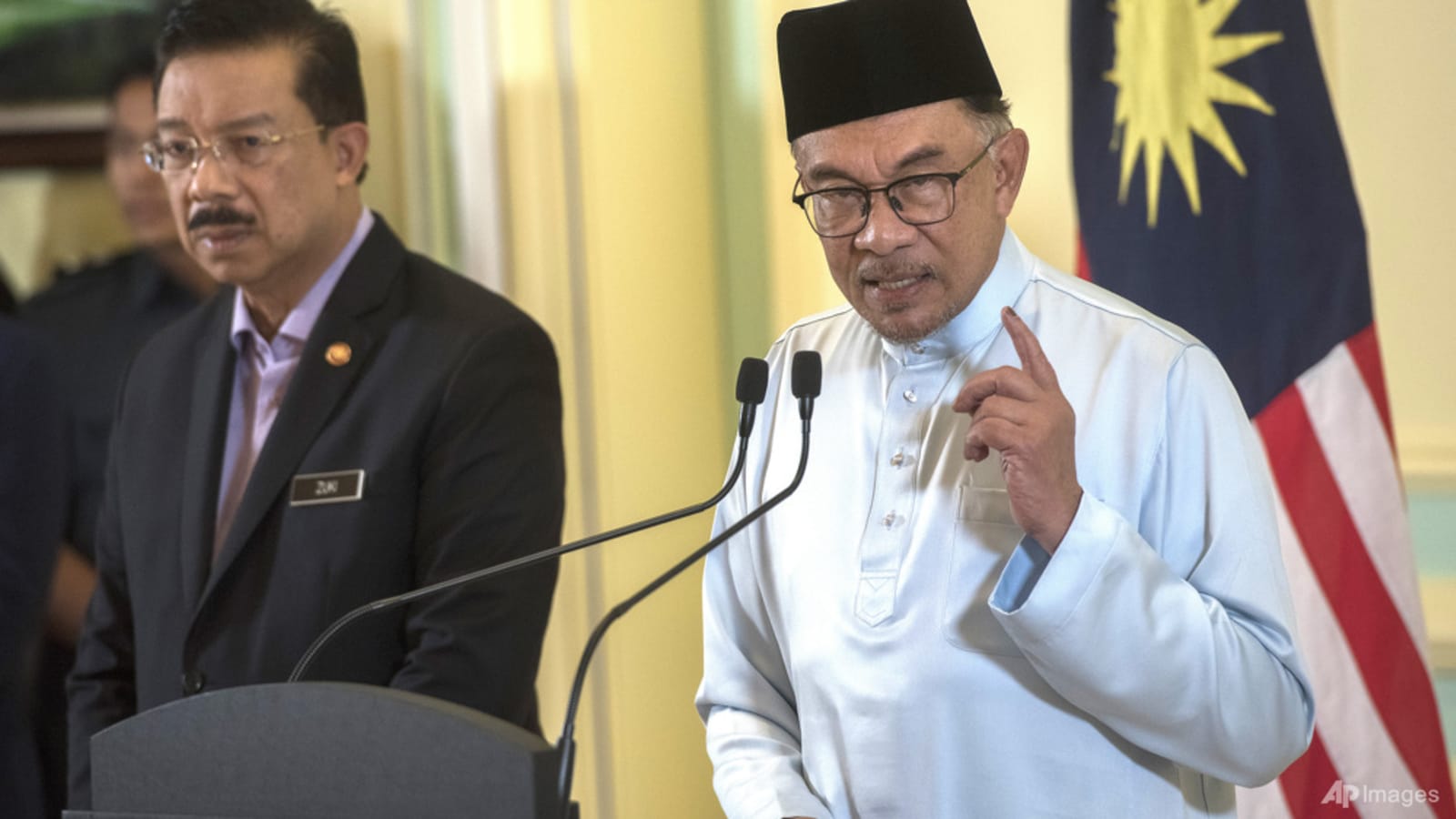 new-malaysian-cabinet-led-by-anwar-ibrahim-sworn-in-at-the-national-palace