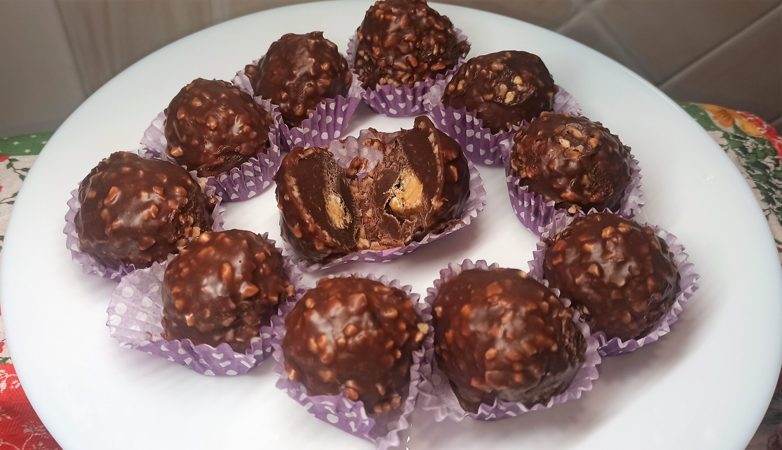 praline-di-cioccolato,-dal-cuore-di-nocciola-caramellata.-super-golose-con-il-trucco-dei-tre-cioccolati