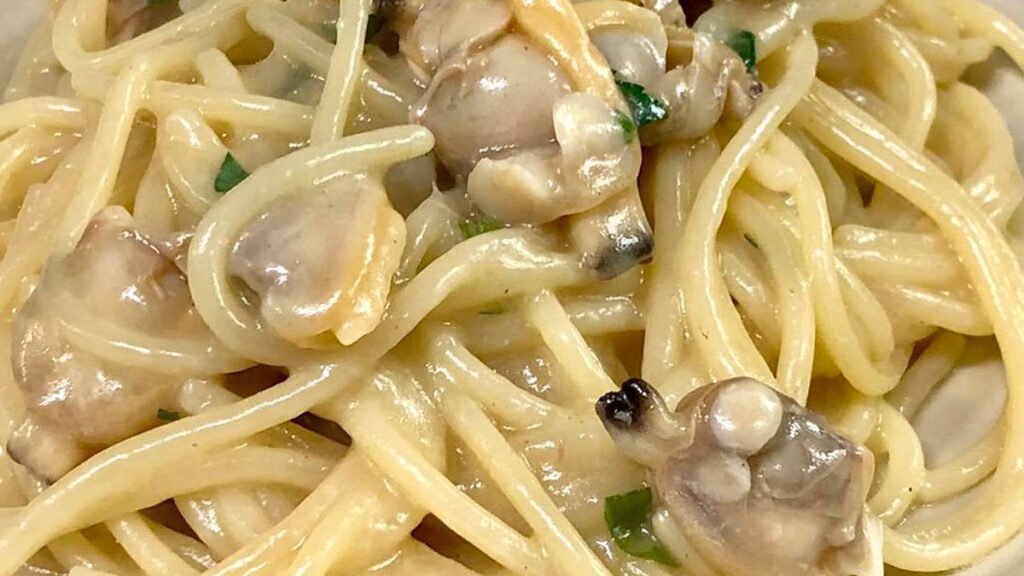 spaghetti-alle-vongole-super-cremosi,-i-2-trucchetti-dello-chef-stellato-che-nessuno-conosce.-cosi-li-fai-perfetti