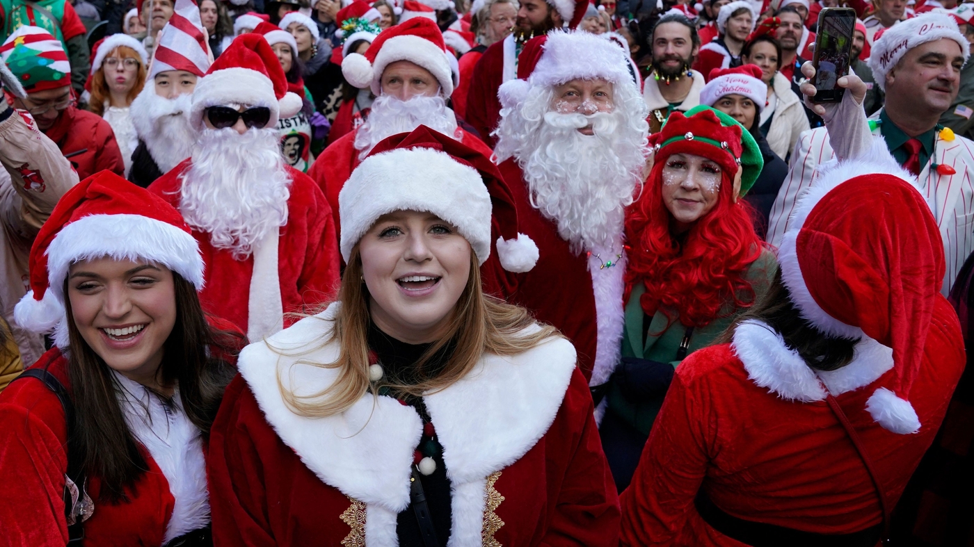 santas-gather-by-the-thousands-to-drink-and-be-merry-at-santacon-nyc