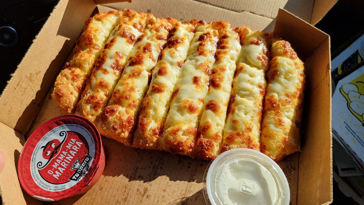 the-best-order-at-toppers-pizza-isn’t-the-pizza