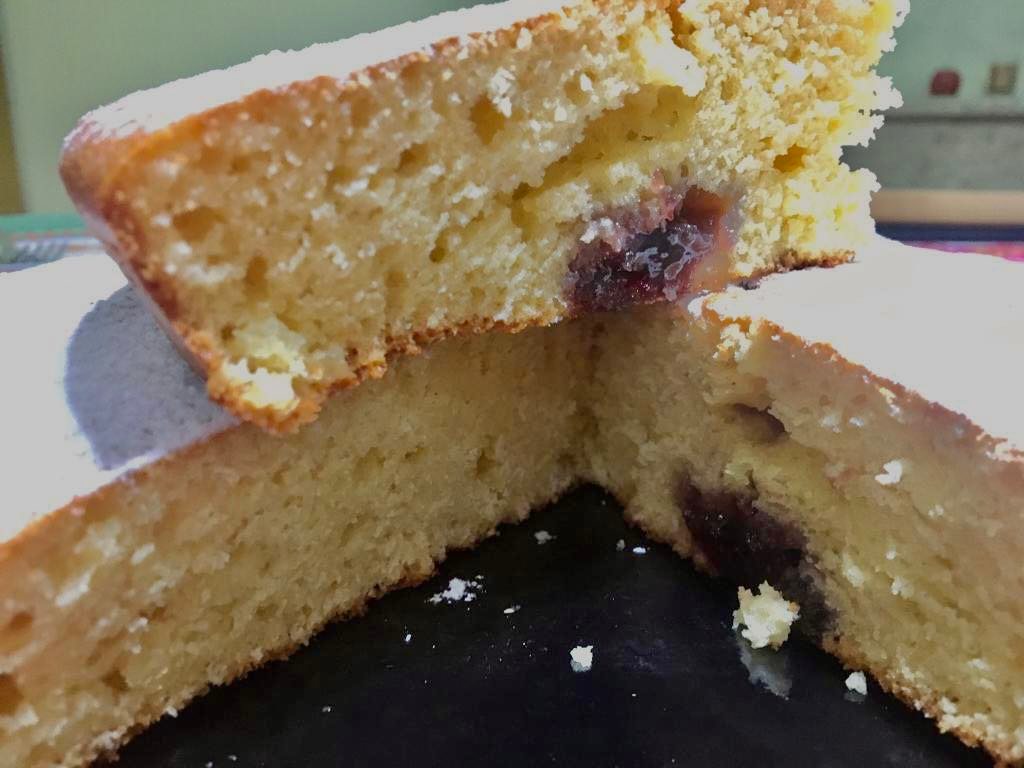 torta-fluffy-alla-marmellata-il-trucco-magico-per-farla-sofficissima:-“cosa-si-mette-insieme-al-burro”.-si-scioglie-in-bocca