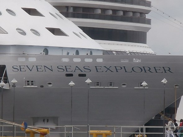 sydney-awaiting-the-arrival-of-seven-seas-explorer