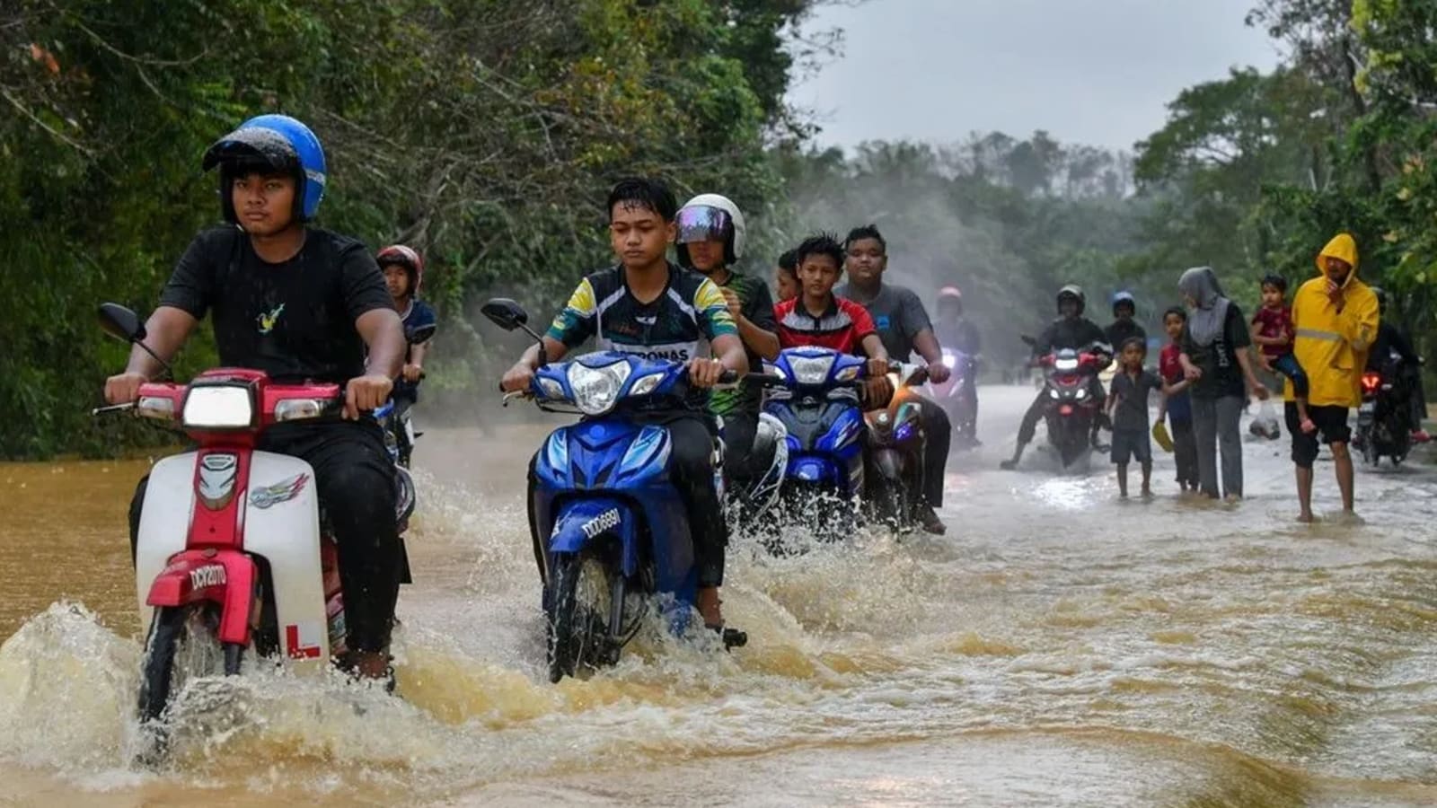 malaysia-floods-force-more-than-66,000-people-into-relief-centres;-heavy-rain-expected-in-johor,-pahang