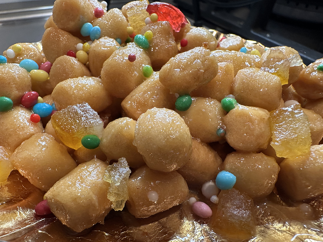 gli-struffoli-di-natale-di-marisa-laurito,-la-ricetta-che-funziona-sempre:-uno-tira-l’altro