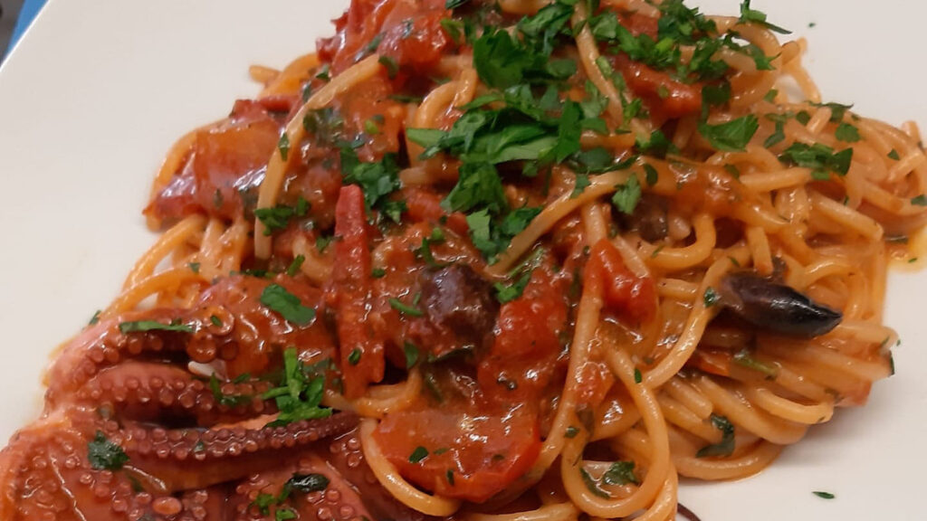 spaghetti-alla-luciana-di-cannavacciuolo,-il-trucco-dello-chef:-“strofinate-i-polpi-cosi-per-farli-super-teneri”