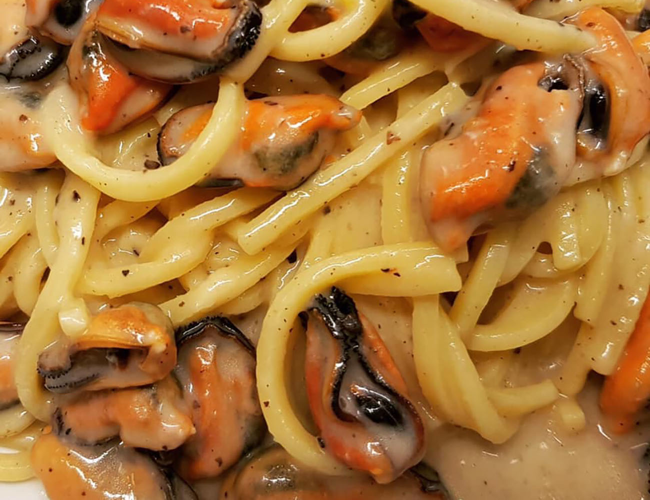 spaghetti-con-le-cozze-di-cannavacciuolo:-il-trucco-del-fazzoletto-per-farli-super-cremosi-per-il-veglione-di-capodanno