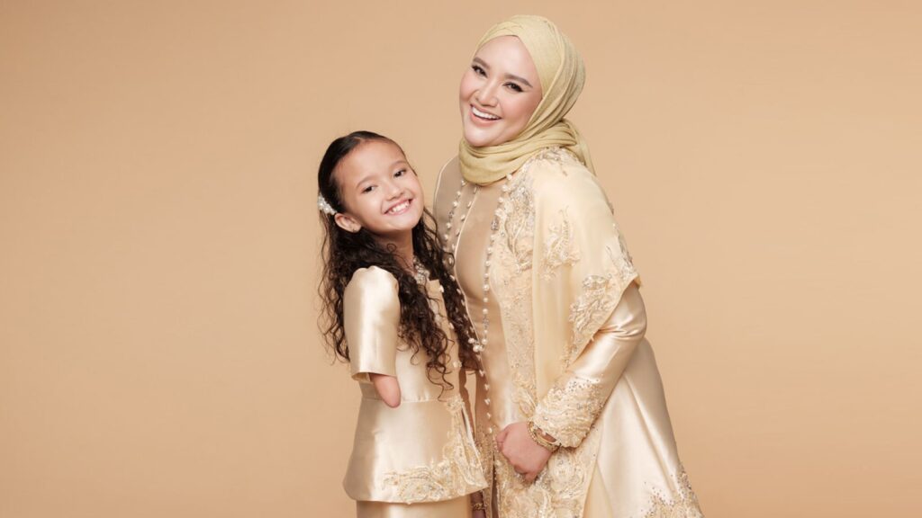 mumpreneur-norfasarie-mohamed-yahya-is-training-her-tween-daughter-born-with-one-arm-to-be-an-entrepreneur