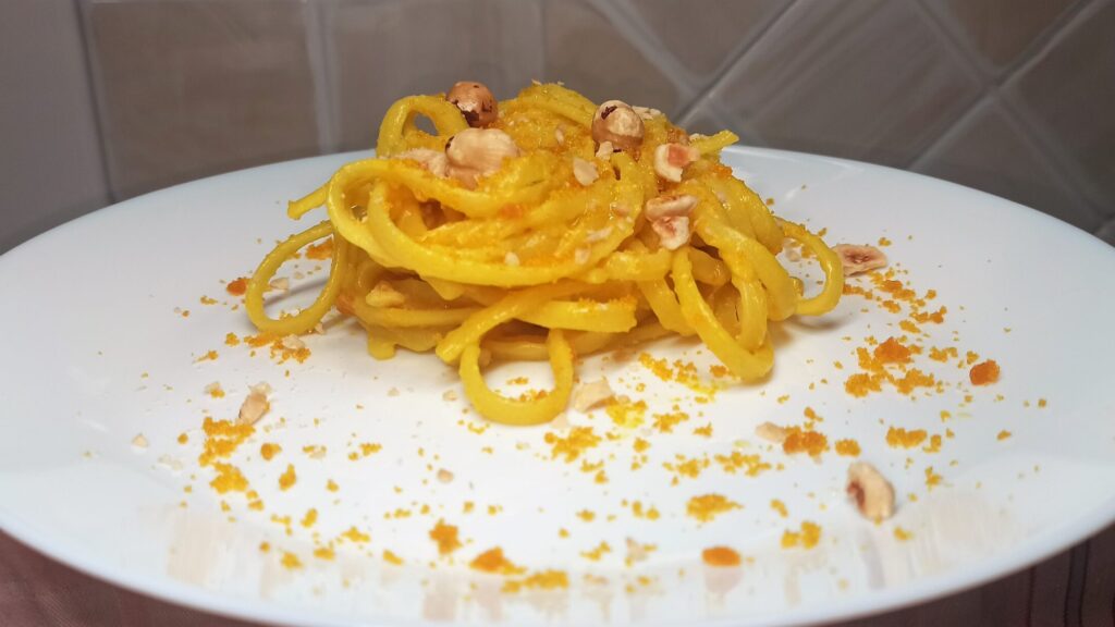 linguine-con-bottarga-e-zafferano,-il-primo-semplice-e-raffinato-per-l’epifania-piu-veloce-dell’aglio-e-olio