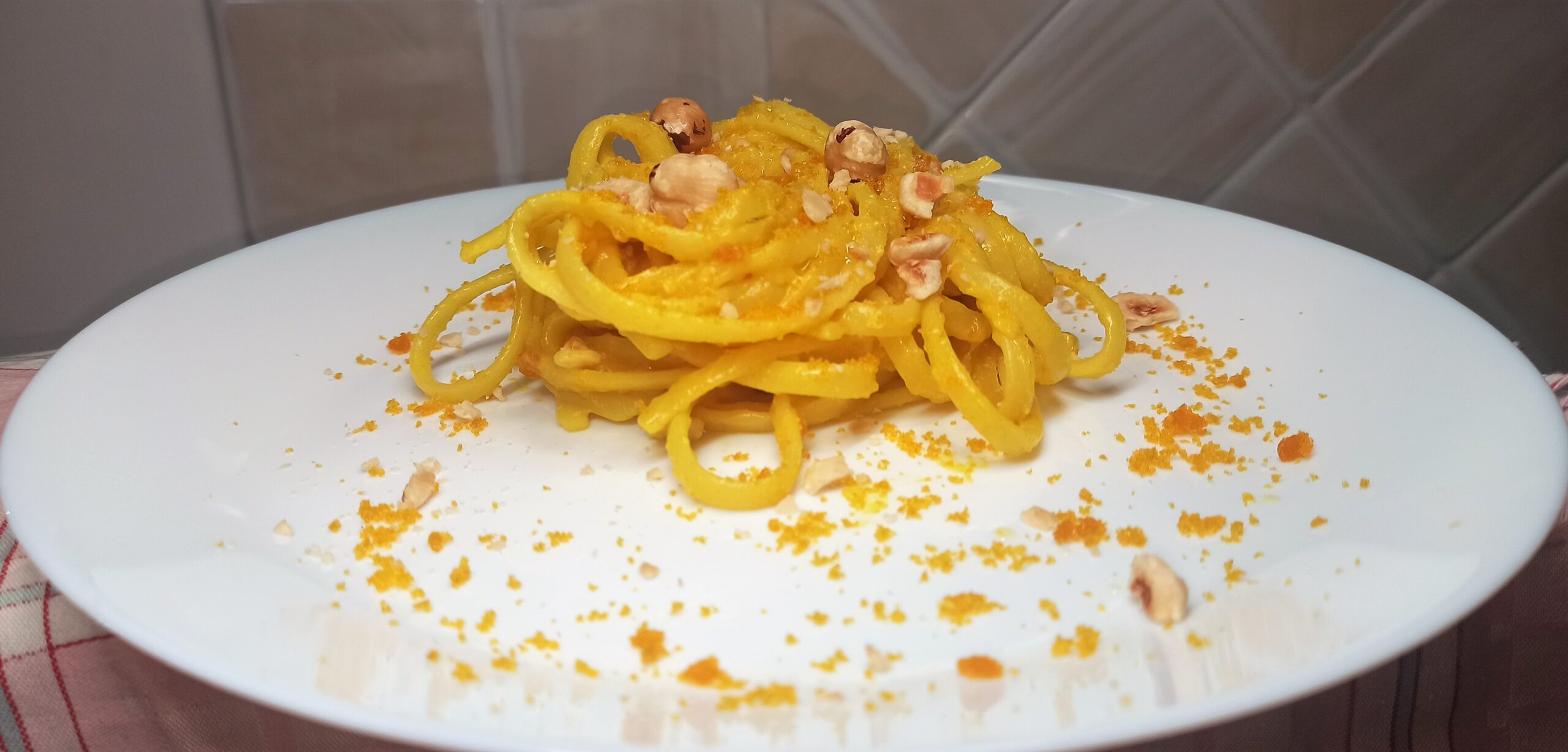 linguine-con-bottarga-e-zafferano,-il-primo-semplice-e-raffinato-per-l’epifania-piu-veloce-dell’aglio-e-olio