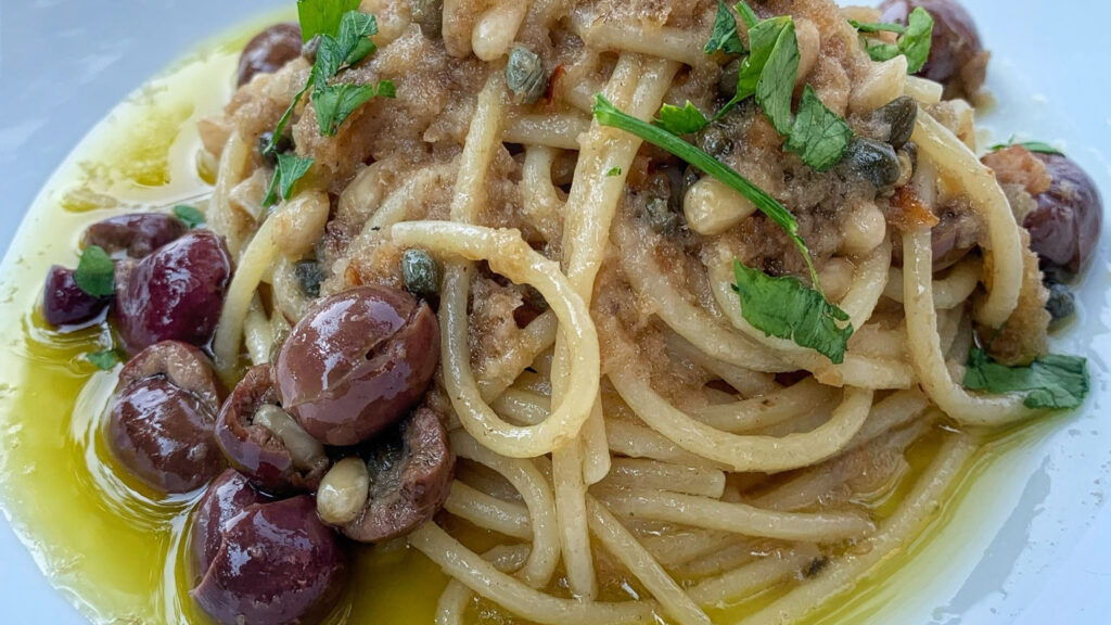 spaghetti-ru-marranzanu,-altro-che-aglio-e-olio.-il-primo-siciliano-dal-condimento-cremoso-senza-cottura-pronto-in-5-minuti