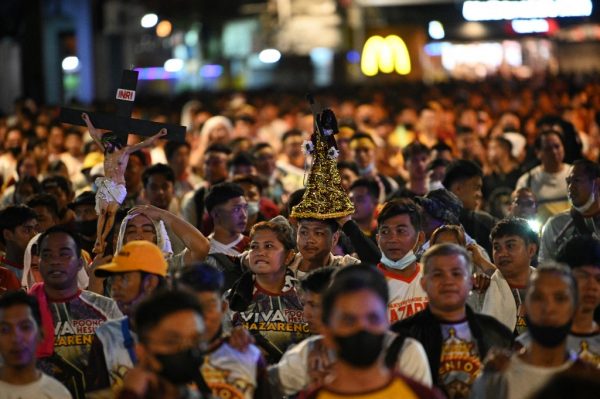 thousands-of-filipinos-march-in-reverence-of-catholic-icon