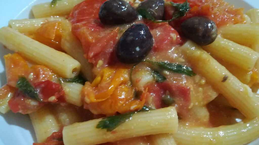 pasta-ra-astati,-la-puttanesca-siciliana-senza-cottura.-si-fa-in-10-minuti,-piu-buona-e-cremosa