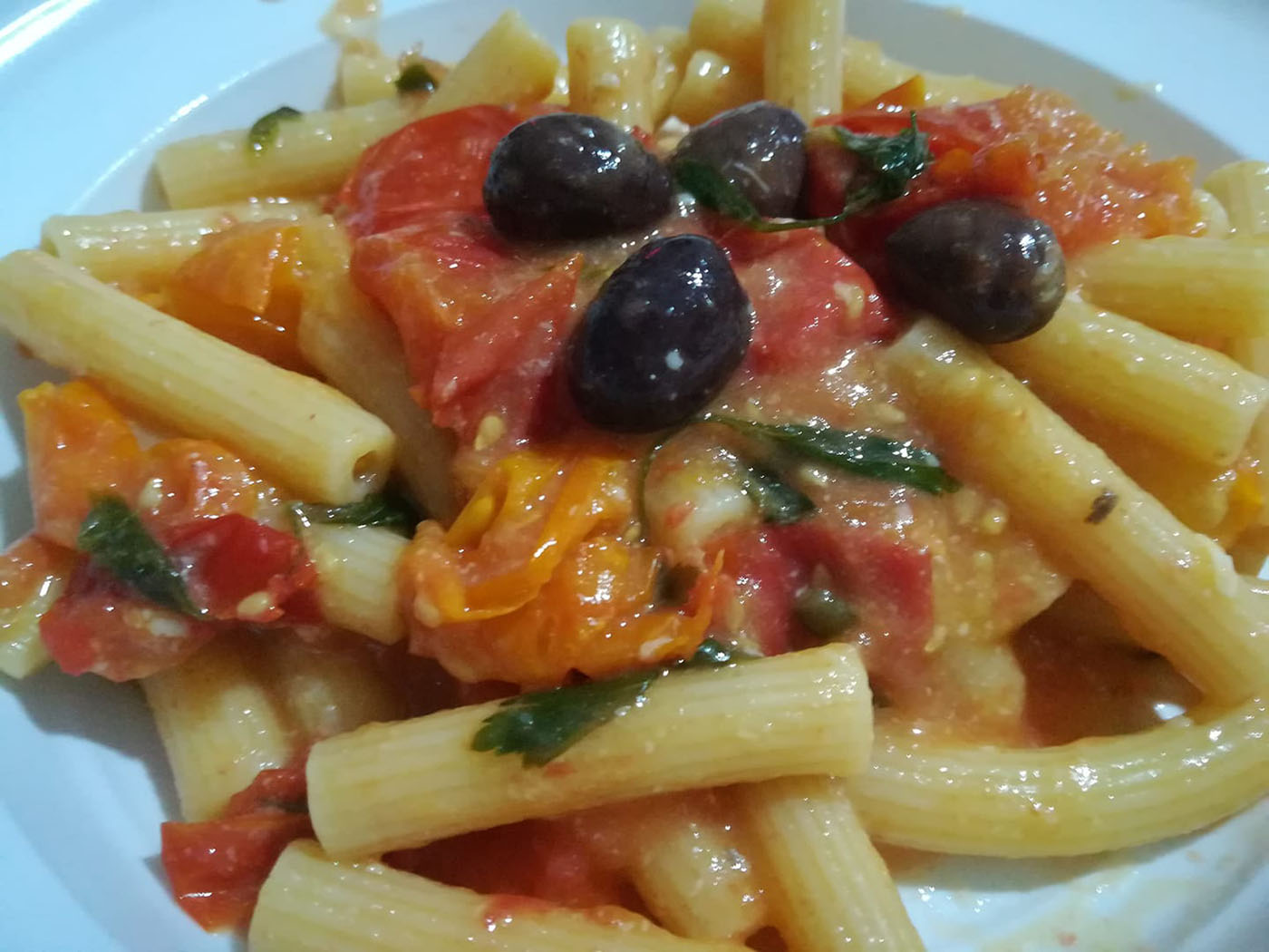 pasta-ra-astati,-la-puttanesca-siciliana-senza-cottura.-si-fa-in-10-minuti,-piu-buona-e-cremosa