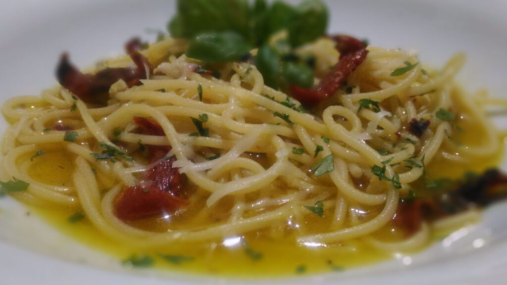 spaghetti-a-carrittera-siciliana,-piu-buoni-dell’aglio-e-olio-senza-cucinare-nulla.-tutto-a-crudo-in-5-minuti,-cremosi-e-golosi