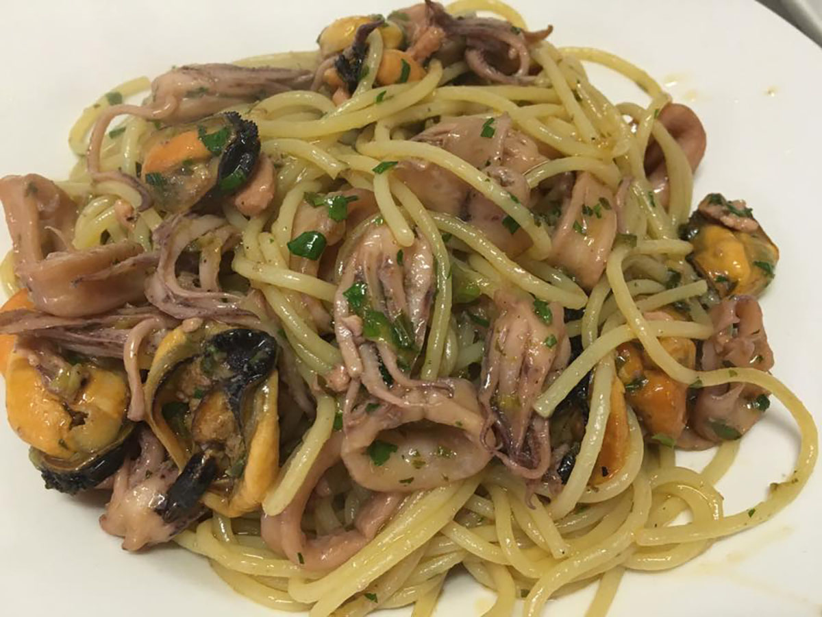 spaghetti-ai-calamari,-meglio-delle-vongole.-il-segreto-per-farli-cremosi,-cosa-si-mette-al-posto-del-vino-per-sfumare