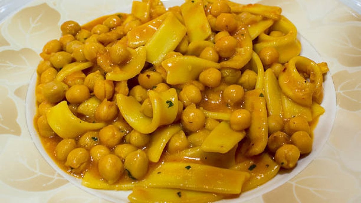 pasta-ciceri-e-tria.-la-ricetta-pugliese-piu-buona-e-cremosa-della-pasta-e-ceci-napoletana-con-la-doppia-cottura