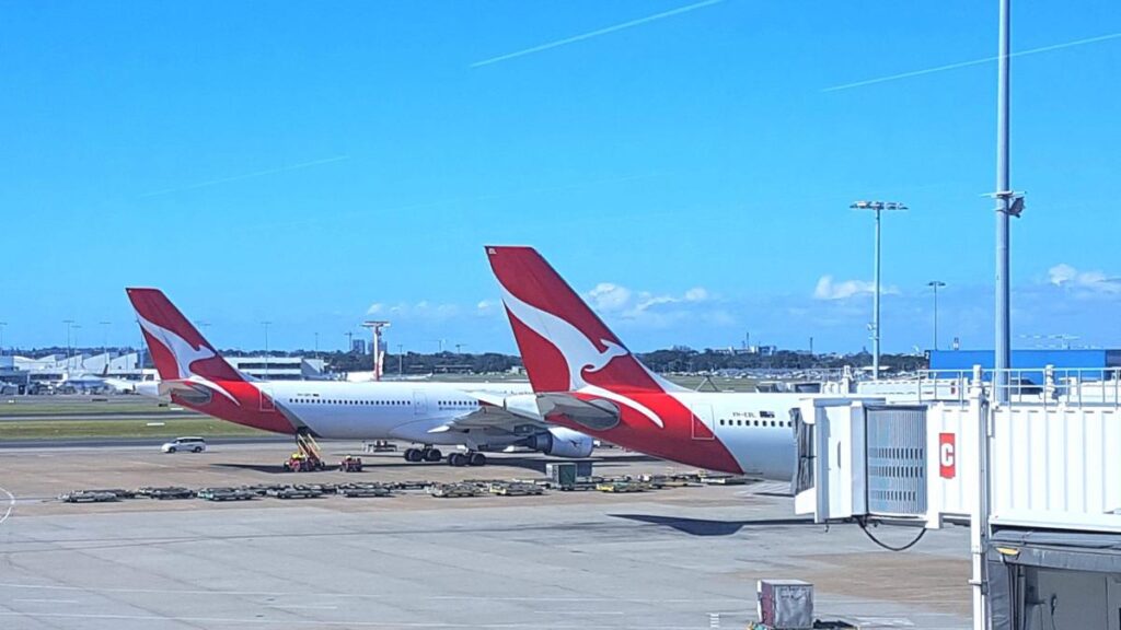 qantas-flight-qf73-landing-at-san-francsico