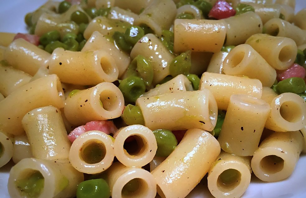 pasta-e-piselli-alla-napoletana,-il-segreto-della-nonna:-“alla-fine-si-aggiungeva-questo-per-renderla-piu-cremosa”