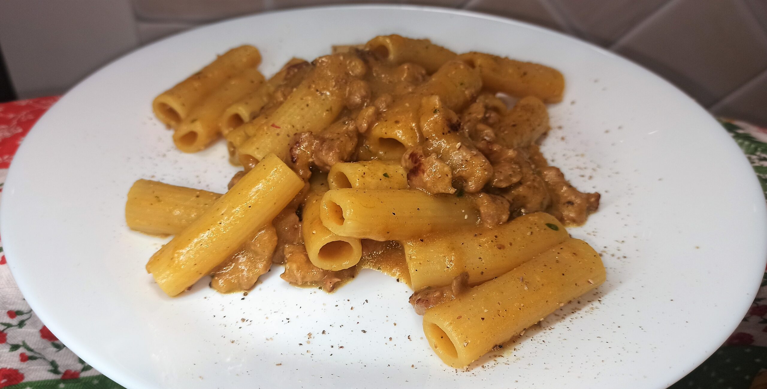 rigatoni-al-ragu-contadino:-meglio-di-quello-napoletano-e-super-cremoso.-il-segreto-e-nella-cottura-dei-peperoni