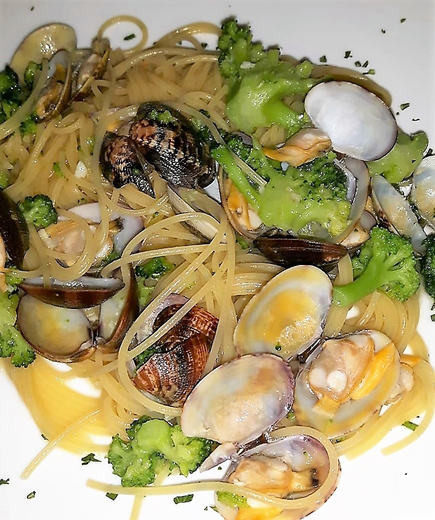 spaghetti-alle-vongole-di-nonna-titina.-l’antica-ricetta-barese-con-l’ingrediente-in-piu-che-diventa-super-cremoso