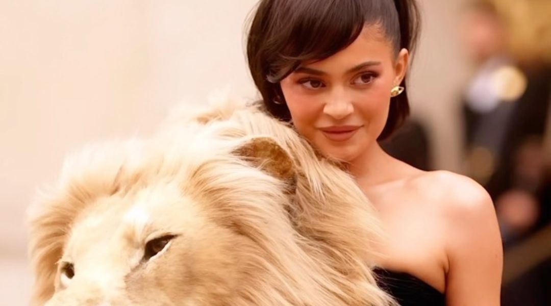 lion-queen:-kylie-jenner-turns-heads-at-schiaparelli-s/s-2023-show-with-life-size-animal-look-–-lifestyle-asia