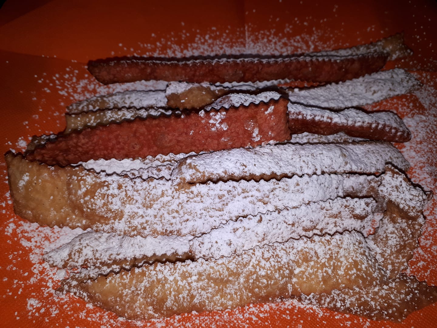 cenci-al-vino-rosso-di-carnevale,-senza-lievito-piu-buoni-delle-chiacchiere.-cosa-si-aggiunge-alla-farina