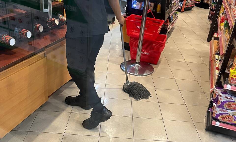 7-eleven-staff-sticks-floor-mop-into-microwave-oven-to-clean-it,-netizens-disgusted-–-asia-newsday