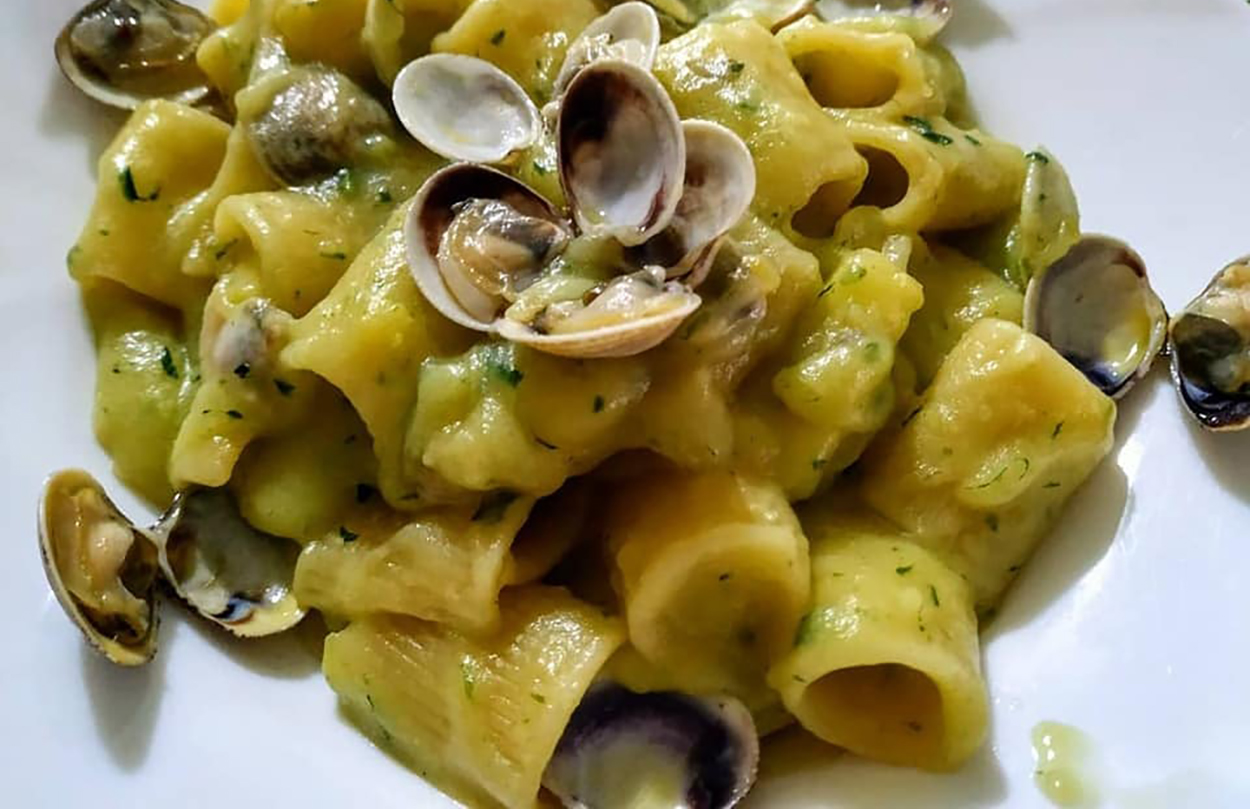 pasta-patate-e-vongole,-il-mare-e-monti-piu-cremoso-che-c’e