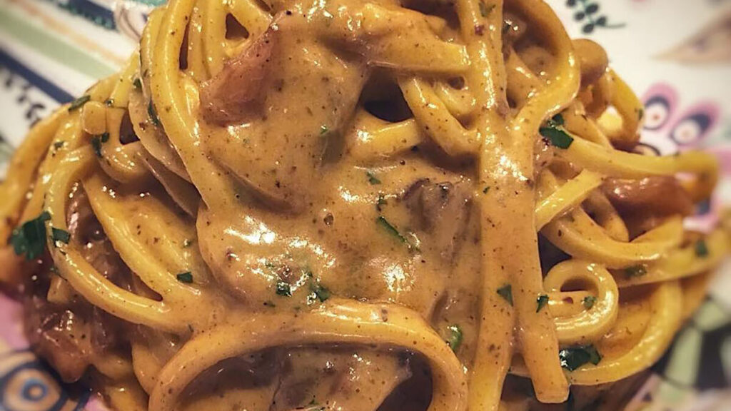 carbonara-rossa,-la-nuova-ricetta-piu-buona-della-classica.-i-vip-ne-vanno-pazzi,-come-si-prepara