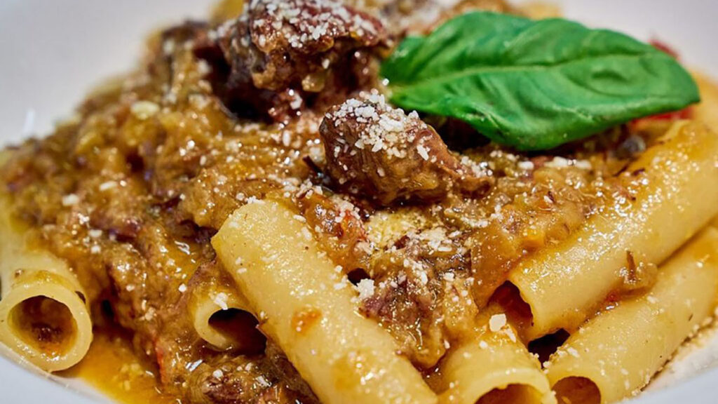 la-pasta-al-sugo-di-carnevale,-la-ricetta-catanese-buonissima.-la-carne-si-scioglie-in-bocca,-ecco-come-prepararla