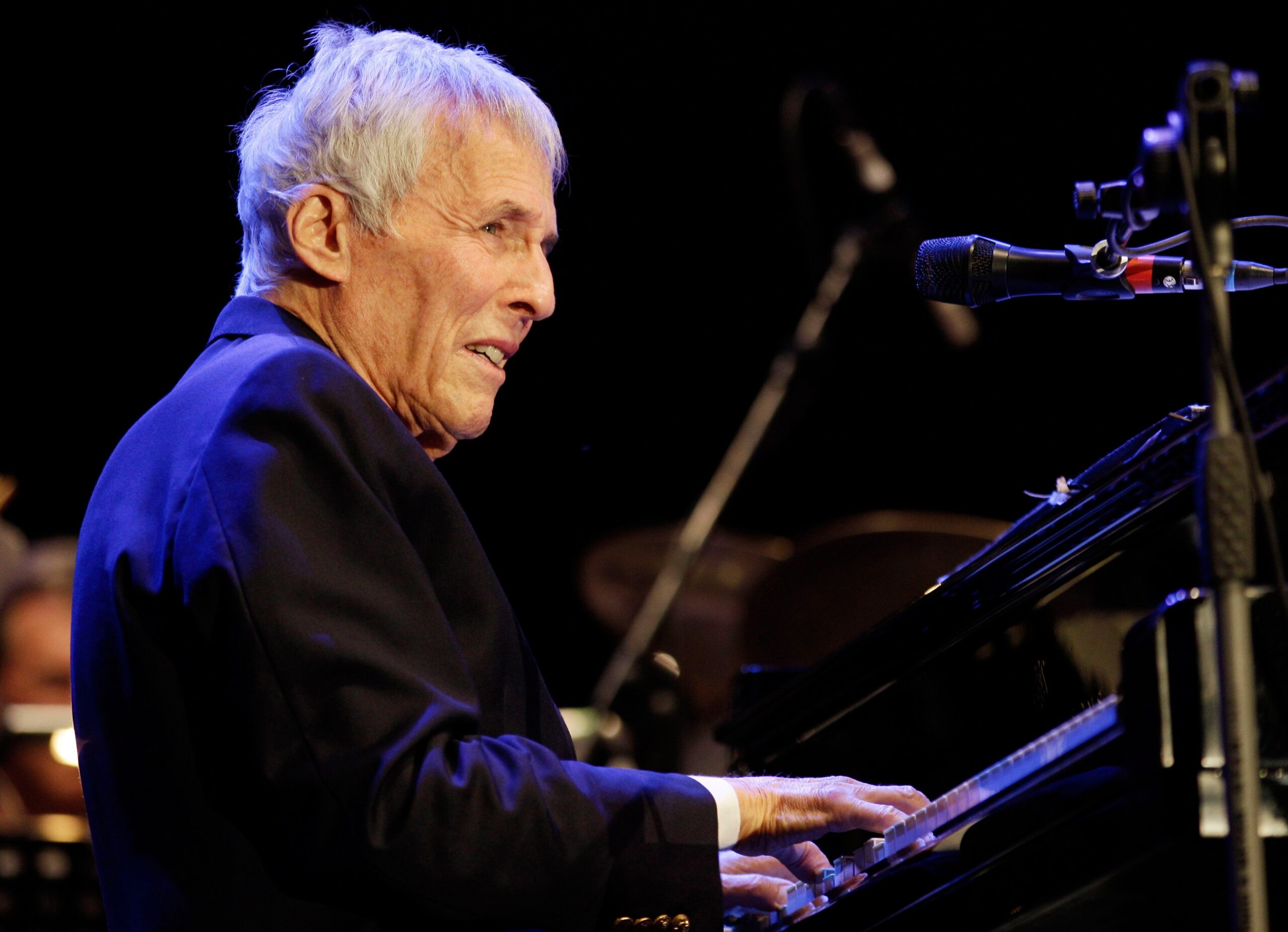 army-veteran,-legendary-composer-burt-bacharach-dies-at-94