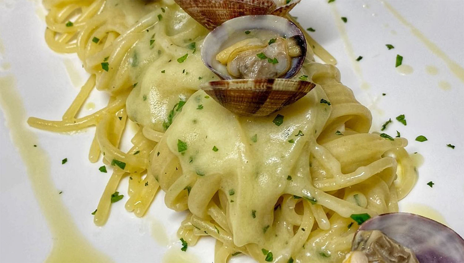 spaghetti-alla-bevaresse,-la-pasta-alle-vongole-piu-cremosa-che-esista-con-il-trucco-della-nonna-veneziana