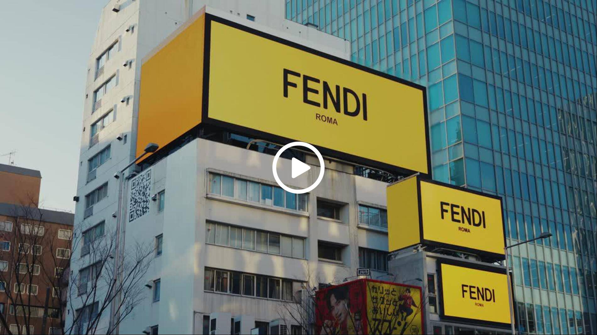 3d-peekaboo-billboard-celebrates-new-fendi-omotesando-boutique-|-senatus-tv