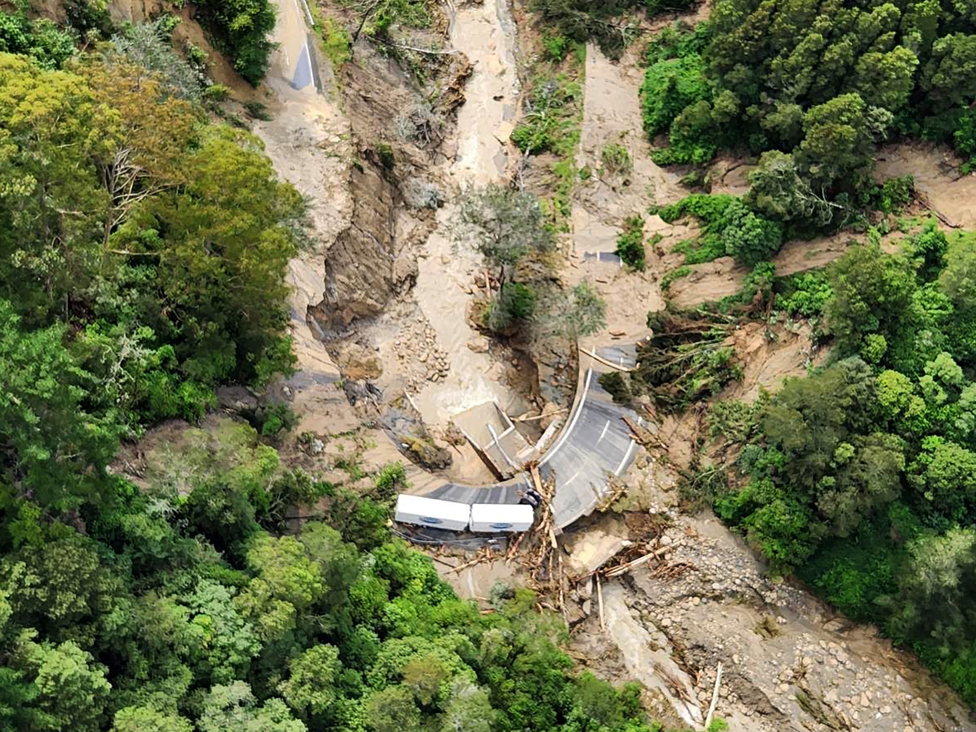 three-killed-in-new-zealand-cyclone-as-clean-up-begins