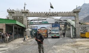 main-afghan-pakistani-border-crossing-closed,-residents-report-gunfire