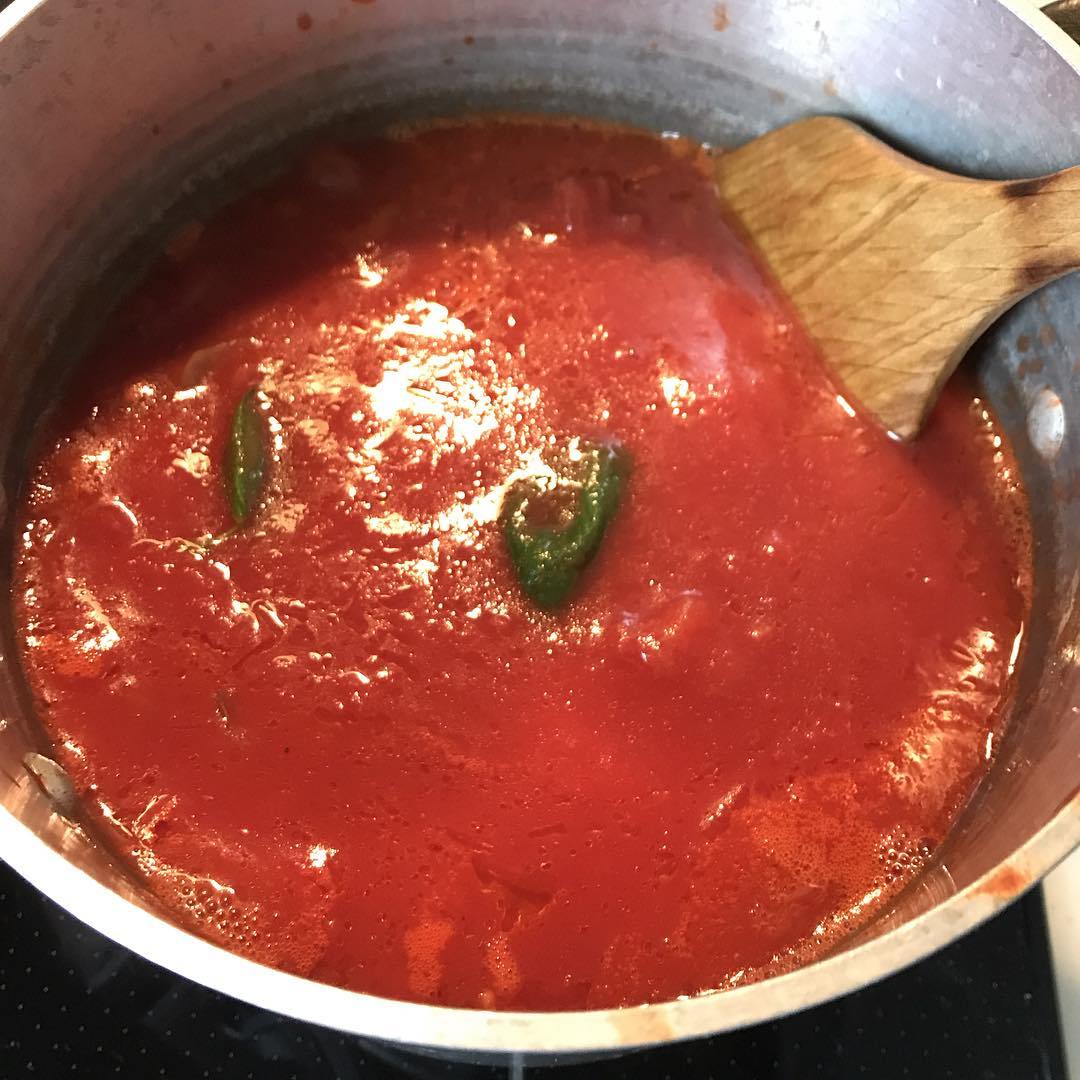 non-chiamatelo-sugo-al-pomodoro,-l’antica-ricetta-della-nonna-per-trasformare-la-passata-in-una-bonta.-cosa-si-aggiunge