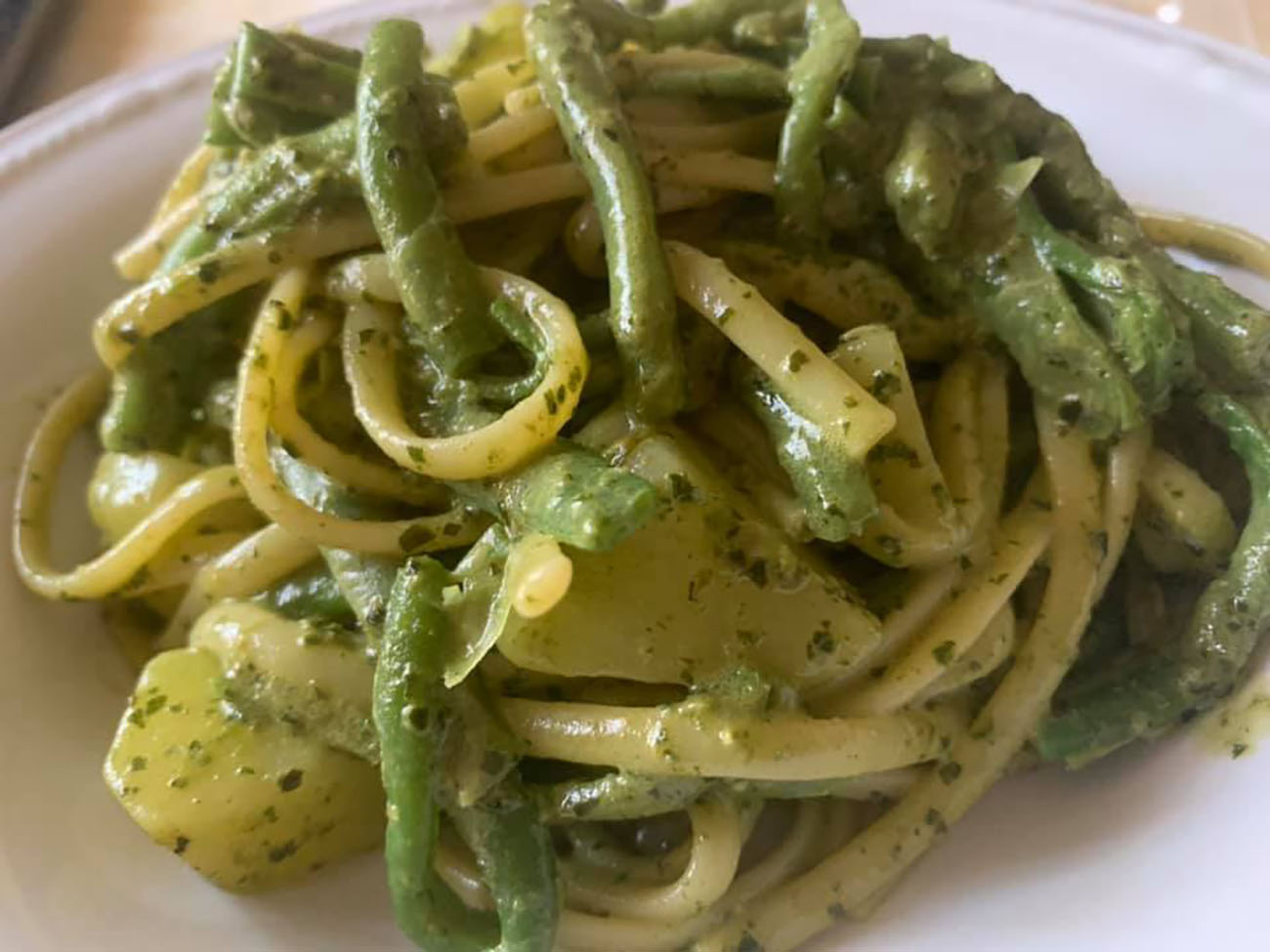 pasta-cazzona,-piu-golosa-e-cremosa-del-semplice-pesto.-la-ricetta-salva-pranzo-pronta-in-10-minuti-in-un’unica-pentola