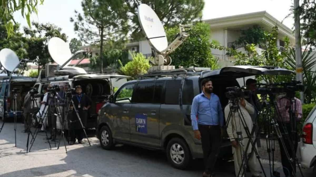 pakistan-orders-news-channels-to-toe-the-line,-bans-from-covering-terror-attacks