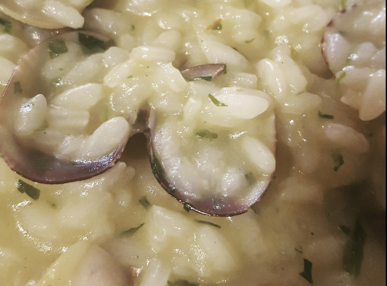 risotto-alle-vongole-di-cracco,-lo-chef-stellato-spiega-come-ottenere-un-piatto-cremosissimo